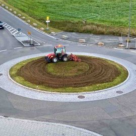 Das Grünflächenamt der Stadt Böblingen bereitet den Boden vor und pflügt den Kreisel um