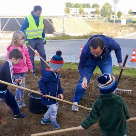 Groß und Klein sind emsig und gewissenhaft bei der Arbeit auf dem Flugfeld-Kreisel mit vor der Partie