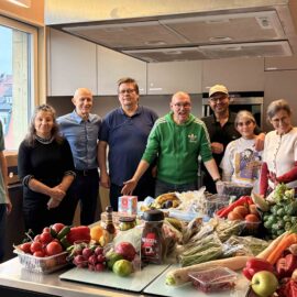 Schnippeldisco auch mit Gehörslosen - eine gemeinschaftliche Aktion der Behindertenbeauftragten der Stadt Böblinge, Nora Marr, mit der Essbaren Stadt Böblingen