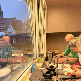 Gemeinsam wird geschnippelt und werden Köstlichkeiten für unser Menü aus geretteten Lebensmitteln kreiert