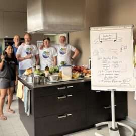 Vor dem Kochen freuen sich die aktiven der Schnippeldisco über die tollen geretteten Lebensmittel von foodsharing, die später zu leckeren indischen Gerichten verarbeitet werden