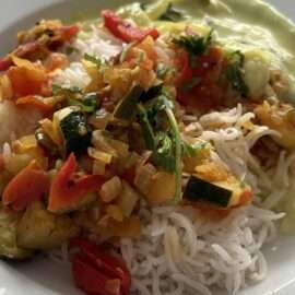 Ein Teil unserer leckeren Kreationen: buntes Gemüsecurry an Joghurt-Zwiebel-Schaum auf einem Basmati-Reis-Bett