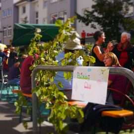 Beim PARKing Day gibt es Sitzbänke, Pfalnzen, Sonnenschirme, grünen Rasen und vieles mehr....