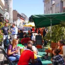 Beim PARKing Day sitzen Gäste und Passanten mit den Organisatoren zusammen, trinken Kaffee und überlegen, wie die Stadt für alle BürgerInnen noch schöner gestaltet werden kann