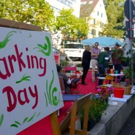 Beim PARKing Day 2020 war es erneut grüner und bunter als sonst, statt grauem und zugepartem Asphalt blühten Pflanzen und luden zum Verweilen ein