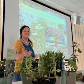 Die Referentin, Autorin und Garten-Expertin Bärbel Oftring erläutert die Wichtigkeit von ökologisch sinnvollen Balkonpflanzen für Insekten, Umwelt und Menschen