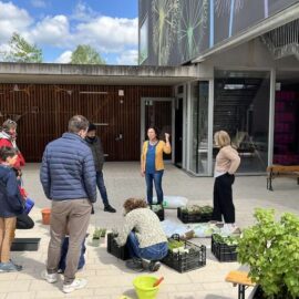 Im Innenhof des Stadtteiltreffs Flugfeld in der Kita findet der zweite Teil des Workshops "Schmetterlinge pflanzen" statt
