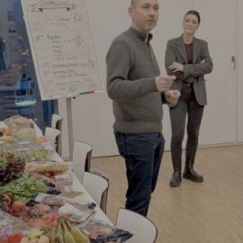 Zur Eröffnung begrüßte neben der Behindertenbeauftragten der Stadt Böblingen, Nora Marr, Oberbürgermeister Dr. Stefan Belz die Gäste persönlich. In seinem Grußwort betonte er die besondere Bedeutung solcher Veranstaltungen für das Zusammenleben in der Stadt:   „Die Schnippeldisco im Treff am See zeigt eindrucksvoll, wie Klimaschutz, Nachhaltigkeit und Inklusion in Einklang kommen können. Wenn Menschen mit und ohne Behinderung gemeinsam aktiv sind, voneinander lernen und Verantwortung für unsere Umwelt übernehmen, wird Teilhabe konkret gelebt.“