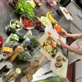 Aus Lauch, Zuchini, Zwiebeln, Pilzen, Paprika, Bananen, Möhren und vielen weiteren Zutaten zaubern wir ein veganes 4-Gänge Menü