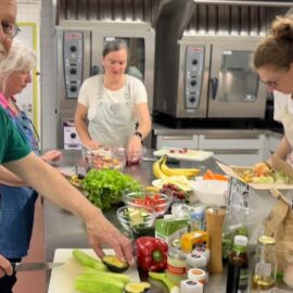 Fleißige Hände schnippeln die Zutaten für Salat, Suppe und Gemüsepfanne