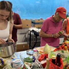 Teilnehmer:innen der indischen Schnippeldisco bereiten aus geretteten Lebensmitteln mehrere Gerichte zu