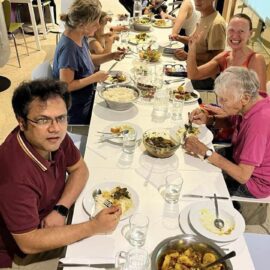 Nach dem Kochen sitzen wir gemütlich und zu indischer Musik beim Essen und genießen die diversen zubereiteten Gerichte als leckeres Menü