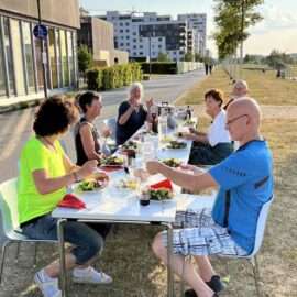 Als Krönung unserer Schnippeldisco haben wir draußen bei schönstem Wetter auf dem Flugfeld zusammengesessen und unser gerettetes Menü genossen