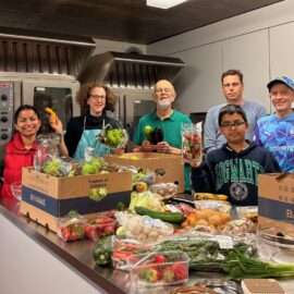 Viele gerettete Lebensmittel warten darauf, gekocht und gebraten zu werden - mit indischen Gewürzen....