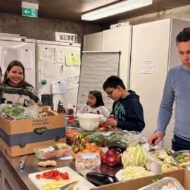 Fleißig und vor allem mit viel Spaß bereiten wir verschiedene indische Gerichte zu