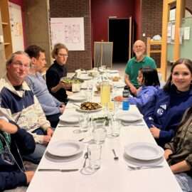 Nach dem gemeinsamen Schnippeln und Kochen freuen wir uns auf die leckeren Gerichte und sind sehr dankbar dafür