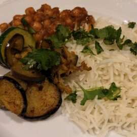 Eine schmackhafte Komposition aus Reis, Kichererbsen, Zucchini und Aubergine bildet einen von vier Gängen unseres indischen Menüs