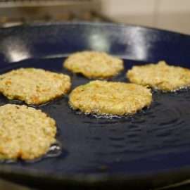 In der Pfanne mit Öl brutzeln Kürbis-Kartoffelpuffer goldbraun