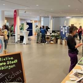 Die Initiative Essbare Stadt Böblingen ist beim Tag der Erde in Böblingen aktiv. Das Bild zeigt den Ausstellungsraum mit vielen verschiedenen Gruppen und Aktivisten