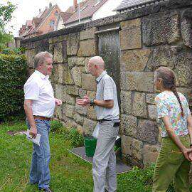 Umweltminister Franz Untersteller besucht die Essbare Stadt Böblingen und lässt sich wissbegierig erklären, was die Ziele der Initiative sind