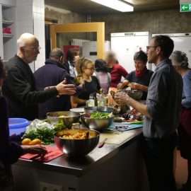 Die Telnehmer der veganen Schnippeldisco in Böblingen sind fleißig mit der Zubereitung der Gerichte beschäftigt und unterhalten sich angeregt