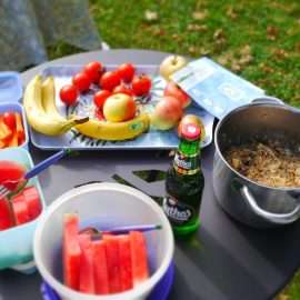 Beim veganen Brunch im Stadtgarten gibt es unter anderem Melone, frisches Obst und Porridge